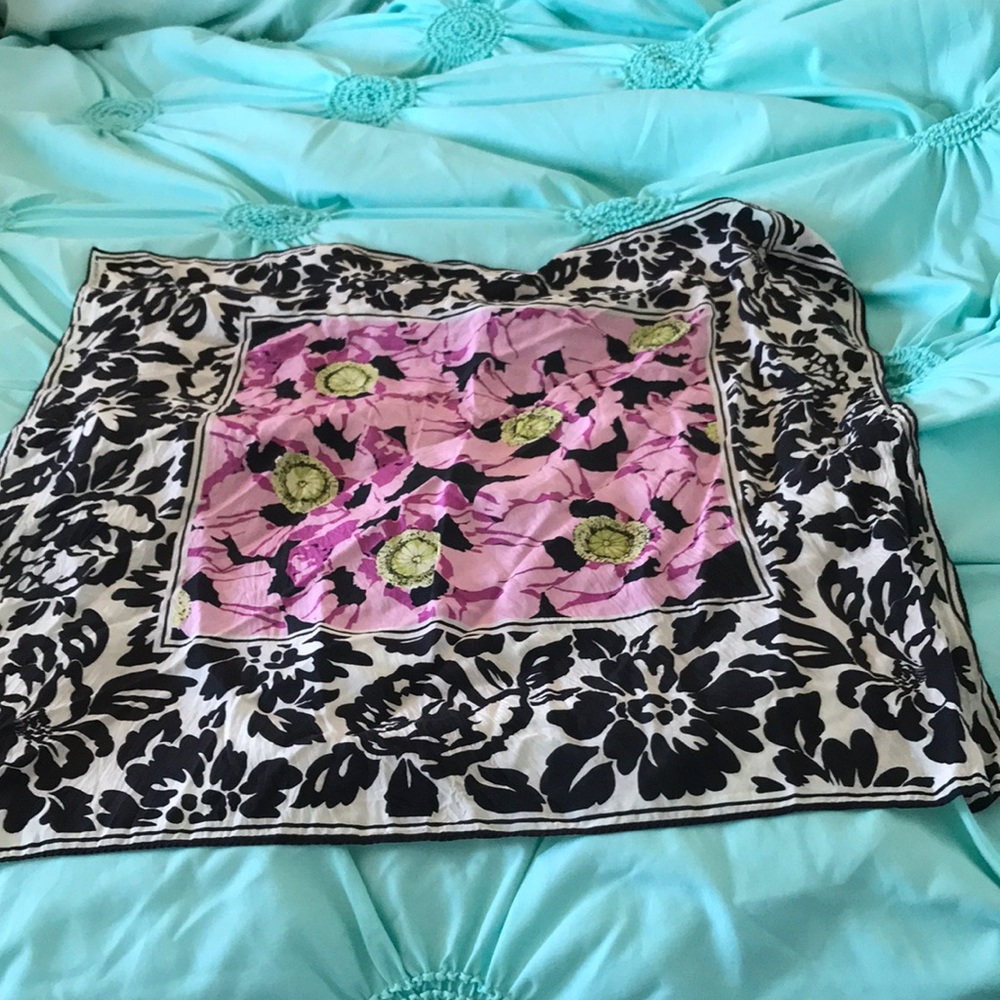 Beautiful Adrienne Vittadini scarf
